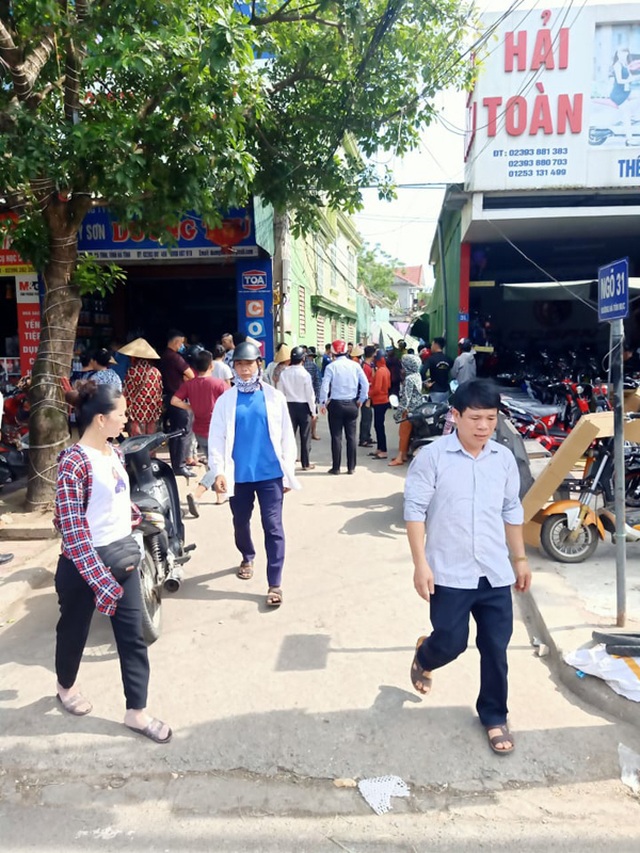 Ngôi nhà đang sửa bất ngờ đổ sập, nghi có người bị vùi lấp - 8 Ngôi nhà đang sửa bất ngờ đổ sập, nghi có người bị vùi lấp - 8