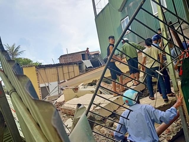 Ngôi nhà đang sửa bất ngờ đổ sập, nghi có người bị vùi lấp - 1 Ngôi nhà đang sửa bất ngờ đổ sập, nghi có người bị vùi lấp - 1