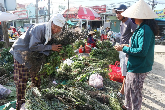 Chợ lá mùng 5 ở Hội An