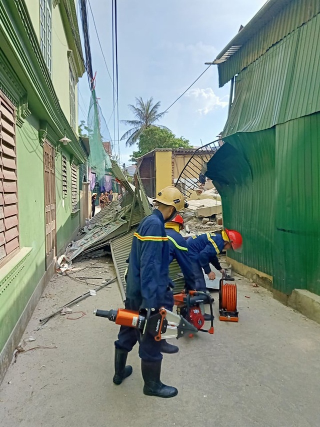 Ngôi nhà đang sửa bất ngờ đổ sập, nghi có người bị vùi lấp - 7