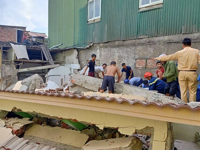 Ngôi nhà đang sửa bất ngờ đổ sập, nghi có người bị vùi lấp - 5 Ngôi nhà đang sửa bất ngờ đổ sập, nghi có người bị vùi lấp - 5