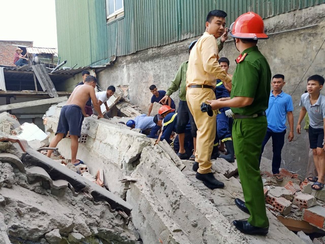 Ngôi nhà đang sửa bất ngờ đổ sập, nghi có người bị vùi lấp - 3 Ngôi nhà đang sửa bất ngờ đổ sập, nghi có người bị vùi lấp - 3