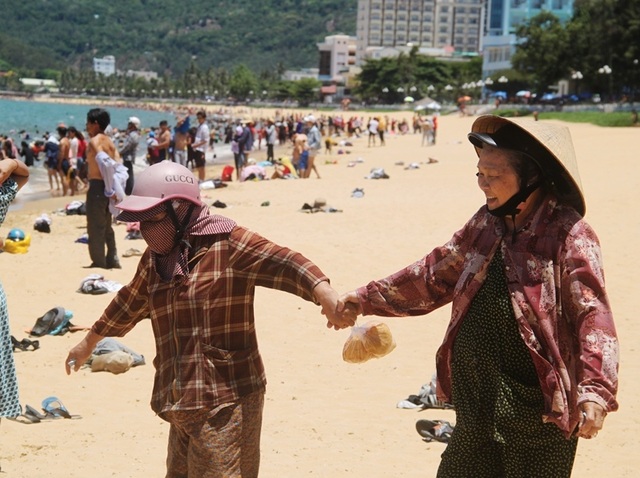 Kỳ lạ nơi người dân đổ xô tắm biển lúc... 12 giờ trưa để xả xui - 3 Kỳ lạ nơi người dân đổ xô tắm biển lúc... 12 giờ trưa để xả xui - 3