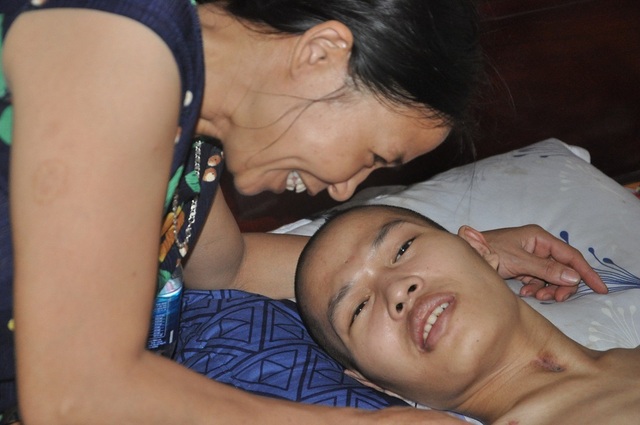 Hạnh phúc vỡ òa của chàng trai trẻ bị viêm não được cứu sống nhờ bạn đọc Dân trí - 4 Hạnh phúc vỡ òa của chàng trai trẻ bị viêm não được cứu sống nhờ bạn đọc Dân trí - 4