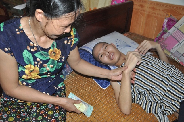 Hạnh phúc vỡ òa của chàng trai trẻ bị viêm não được cứu sống nhờ bạn đọc Dân trí - 8 Hạnh phúc vỡ òa của chàng trai trẻ bị viêm não được cứu sống nhờ bạn đọc Dân trí - 8