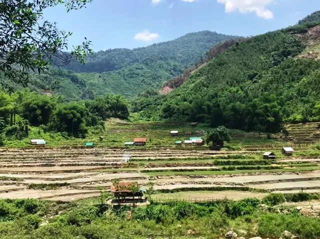 “Phố núi” không người và những “công trình một đêm” - 1 “Phố núi” không người và những “công trình một đêm” - 1