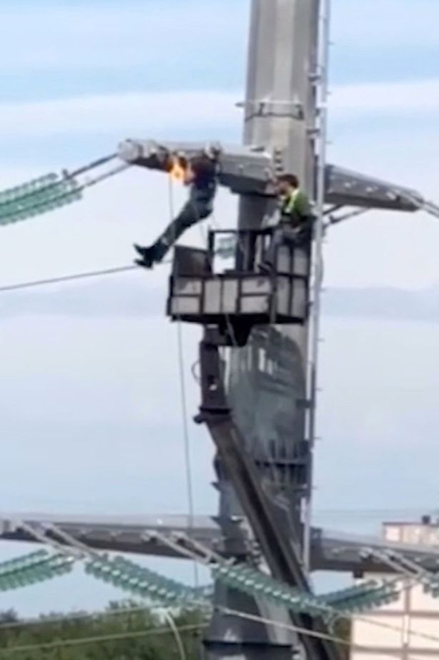 Video: Thợ điện “hít xà đơn” trên cột điện cao thế ở độ cao 40 mét