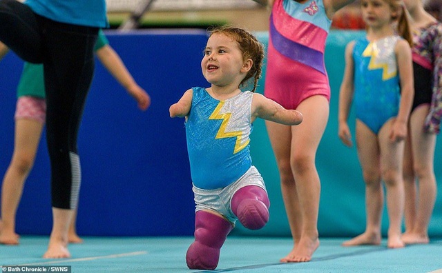 Cảm phục nghị lực của cô bé vận động viên 5 tuổi mất cả tứ chi vì viêm màng não - Ảnh minh hoạ 7