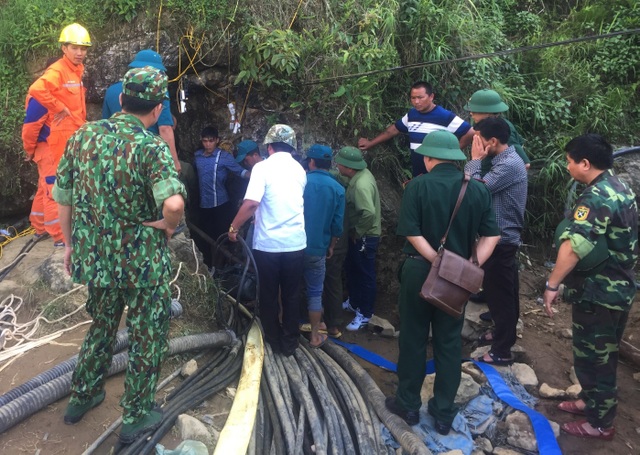 Đã đưa thi thể nạn nhân bị mắc kẹt 10 ngày dưới hang đá ra ngoài - 1 Đã đưa thi thể nạn nhân bị mắc kẹt 10 ngày dưới hang đá ra ngoài - 1