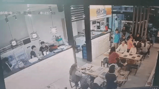 Thực khách bị hất thẳng nồi lẩu vào mặt vì lý do khó tin - 1 Thực khách bị hất thẳng nồi lẩu vào mặt vì lý do khó tin - 1