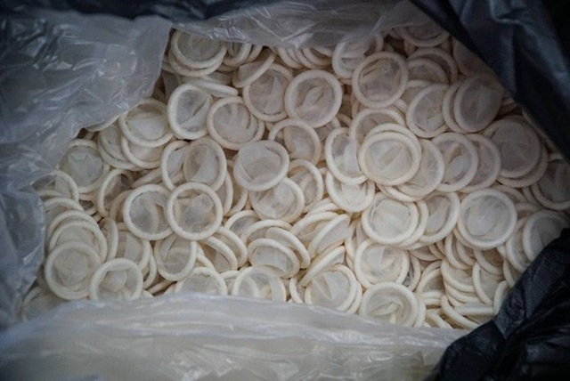 Ớn lạnh với hàng đống bao cao su giả ở TP HCM - 2 Ớn lạnh với hàng đống bao cao su giả ở TP HCM - 2