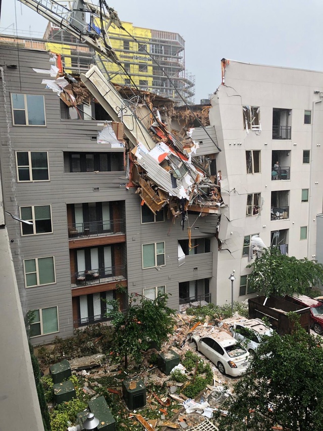 Cần trục rơi, xé toạc tòa nhà ở Mỹ