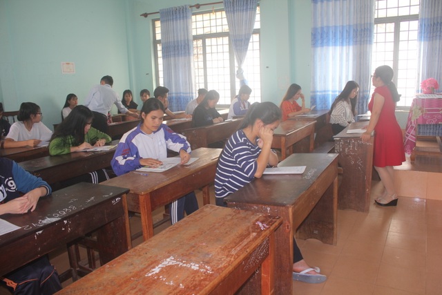 Thí sinh vùng cao ôn tập ngày đêm trước cuộc “vượt vũ môn” - 3 Thí sinh vùng cao ôn tập ngày đêm trước cuộc “vượt vũ môn” - 3