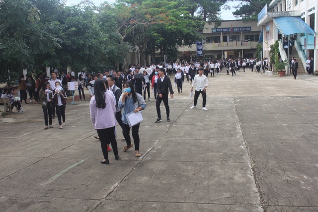 Thí sinh vùng cao ôn tập ngày đêm trước cuộc “vượt vũ môn” - 1 Thí sinh vùng cao ôn tập ngày đêm trước cuộc “vượt vũ môn” - 1