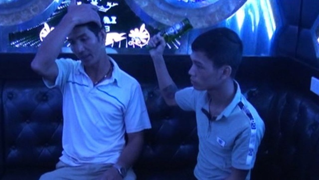 Khống chế, bạo hành chồng trong phòng hát, ép vợ mang tiền đến trả - 1 Khống chế, bạo hành chồng trong phòng hát, ép vợ mang tiền đến trả - 1