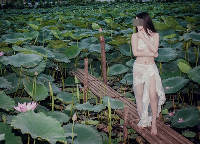 Những màn khoe thân nóng mắt giữa hồ sen thời gian qua - 3 Những màn khoe thân nóng mắt giữa hồ sen thời gian qua - 3