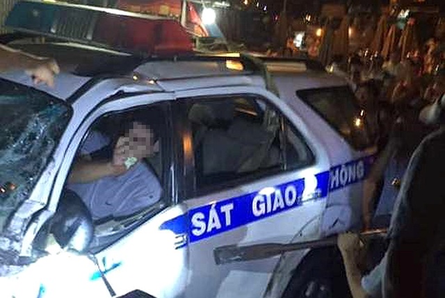 Xe CSGT san phẳng sạp trái cây, một người tử vong - 2 Xe CSGT san phẳng sạp trái cây, một người tử vong - 2