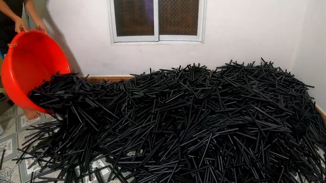 Youtuber Việt gây tranh cãi vì xây nhà bằng 5.000 ống hút nhựa - 2