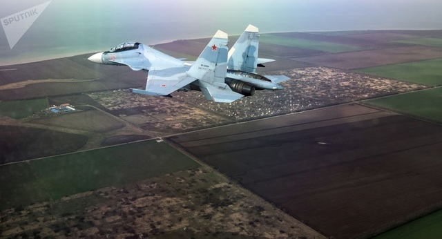 “Hổ mang chúa” Su-30SM bất ngờ bị bung dù hãm khi nhào lộn trên không trung