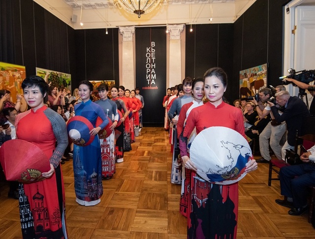 Rực rỡ áo dài Việt Nam, những mẫu thời trang đỉnh cao thu hút công chúng Nga - Ảnh minh hoạ 2