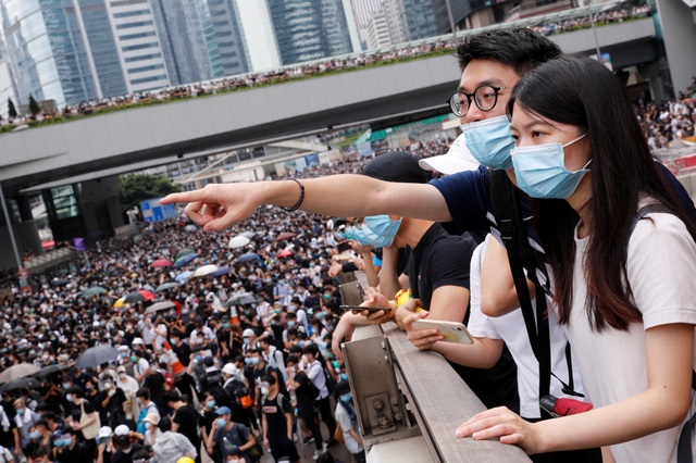Người Hong Kong biểu tình suốt đêm, chặn trụ sở chính quyền - 2 Người Hong Kong biểu tình suốt đêm, chặn trụ sở chính quyền - 2