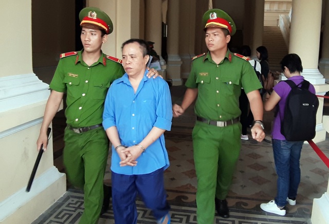 Người nhà bị hại đánh vợ bị cáo ngay tại tòa - 2 Người nhà bị hại đánh vợ bị cáo ngay tại tòa - 2