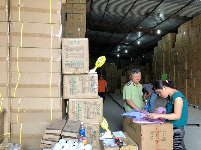 Phát hiện hàng loạt kho bãi hoạt động bất hợp pháp chứa hàng triệu sản phẩm vi phạm - 1 Phát hiện hàng loạt kho bãi hoạt động bất hợp pháp chứa hàng triệu sản phẩm vi phạm - 1