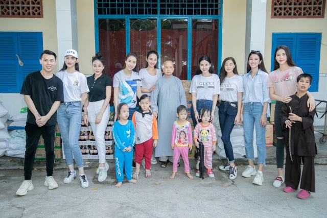 Quỳnh Anh cùng top 5 Hoa Hậu giản dị thăm các em nhỏ tại chùa Diêu Pháp - 1 Quỳnh Anh cùng top 5 Hoa Hậu giản dị thăm các em nhỏ tại chùa Diêu Pháp - 1