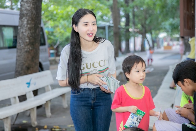 Quỳnh Anh cùng top 5 Hoa Hậu giản dị thăm các em nhỏ tại chùa Diêu Pháp - 3 Quỳnh Anh cùng top 5 Hoa Hậu giản dị thăm các em nhỏ tại chùa Diêu Pháp - 3