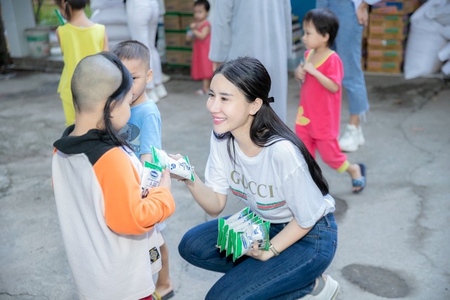 Quỳnh Anh cùng top 5 Hoa Hậu giản dị thăm các em nhỏ tại chùa Diêu Pháp - 4 Quỳnh Anh cùng top 5 Hoa Hậu giản dị thăm các em nhỏ tại chùa Diêu Pháp - 4