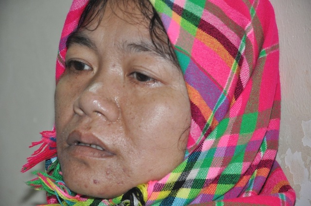 Rớt nước mắt nữ sinh dân tộc Thái cầu xin làm thuê kiếm tiền chăm mẹ trong viện - 1 Rớt nước mắt nữ sinh dân tộc Thái cầu xin làm thuê kiếm tiền chăm mẹ trong viện - 1