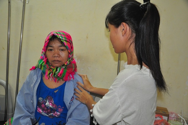 Rớt nước mắt nữ sinh dân tộc Thái cầu xin làm thuê kiếm tiền chăm mẹ trong viện - 2 Rớt nước mắt nữ sinh dân tộc Thái cầu xin làm thuê kiếm tiền chăm mẹ trong viện - 2