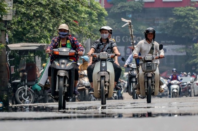 Nóng như tạt lửa vào người, dân Hà Nội trùm kín như ninja đi đường - 8 Nóng như tạt lửa vào người, dân Hà Nội trùm kín như ninja đi đường - 8