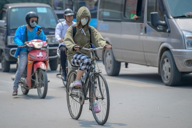 Nóng như tạt lửa vào người, dân Hà Nội trùm kín như ninja đi đường - 1 Nóng như tạt lửa vào người, dân Hà Nội trùm kín như ninja đi đường - 1