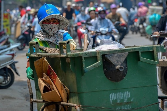 Nóng như tạt lửa vào người, dân Hà Nội trùm kín như ninja đi đường - 9 Nóng như tạt lửa vào người, dân Hà Nội trùm kín như ninja đi đường - 9