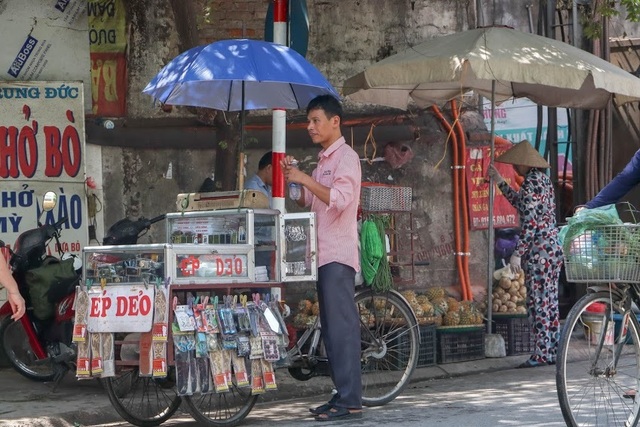 Nóng như tạt lửa vào người, dân Hà Nội trùm kín như ninja đi đường - 11 Nóng như tạt lửa vào người, dân Hà Nội trùm kín như ninja đi đường - 11