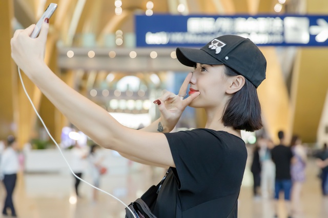 Hồng Quế diện mốt giấu quần khoe chân dài miên man, gợi cảm - 7 Hồng Quế diện mốt giấu quần khoe chân dài miên man, gợi cảm - 7
