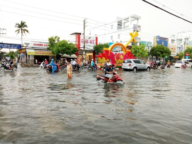 Đường phố Bạc Liêu biến thành sông sau trận mưa lớn - 4 Đường phố Bạc Liêu biến thành sông sau trận mưa lớn - 4