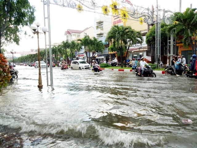 Đường phố Bạc Liêu biến thành sông sau trận mưa lớn - 3 Đường phố Bạc Liêu biến thành sông sau trận mưa lớn - 3