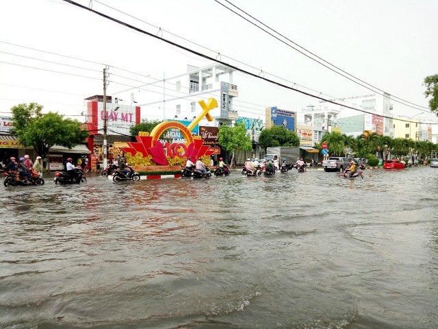 Đường phố Bạc Liêu biến thành sông sau trận mưa lớn - 1 Đường phố Bạc Liêu biến thành sông sau trận mưa lớn - 1