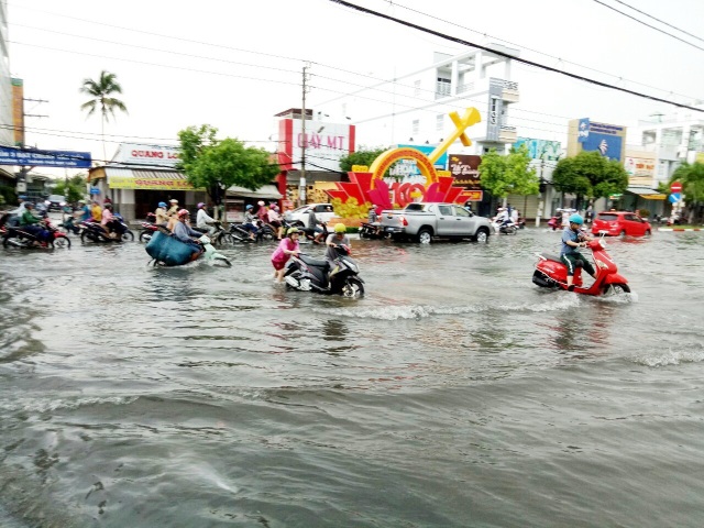 Đường phố Bạc Liêu biến thành sông sau trận mưa lớn - 2 Đường phố Bạc Liêu biến thành sông sau trận mưa lớn - 2