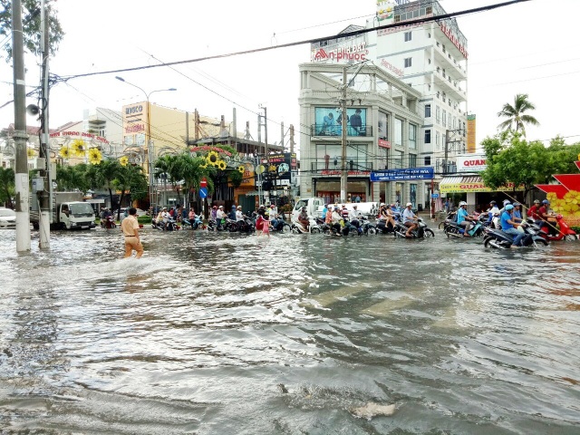 Đường phố Bạc Liêu biến thành sông sau trận mưa lớn - 5 Đường phố Bạc Liêu biến thành sông sau trận mưa lớn - 5