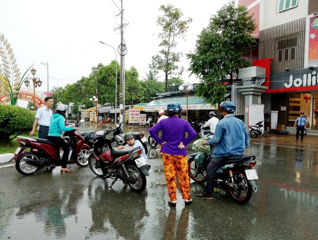 Đường phố Bạc Liêu biến thành sông sau trận mưa lớn - 7 Đường phố Bạc Liêu biến thành sông sau trận mưa lớn - 7
