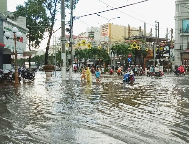 Đường phố Bạc Liêu biến thành sông sau trận mưa lớn - 10 Đường phố Bạc Liêu biến thành sông sau trận mưa lớn - 10