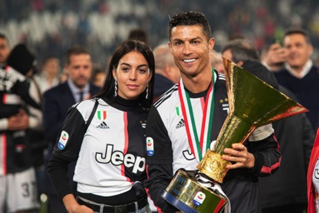 Mặc scandal hiếp dâm, C.Ronaldo vẫn được bạn gái xinh đẹp ủng hộ - 3 Mặc scandal hiếp dâm, C.Ronaldo vẫn được bạn gái xinh đẹp ủng hộ - 3