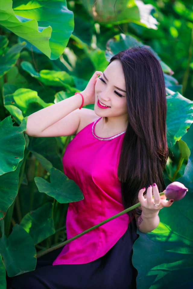 Những thiếu nữ mặc thế này đẹp hút mắt ở hồ sen, cần gì khoe thân - 11 Những thiếu nữ mặc thế này đẹp hút mắt ở hồ sen, cần gì khoe thân - 11