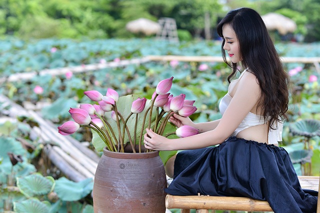 Những thiếu nữ mặc thế này đẹp hút mắt ở hồ sen, cần gì khoe thân - 13 Những thiếu nữ mặc thế này đẹp hút mắt ở hồ sen, cần gì khoe thân - 13