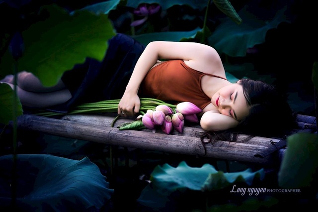 Những thiếu nữ mặc thế này đẹp hút mắt ở hồ sen, cần gì khoe thân - 2 Những thiếu nữ mặc thế này đẹp hút mắt ở hồ sen, cần gì khoe thân - 2