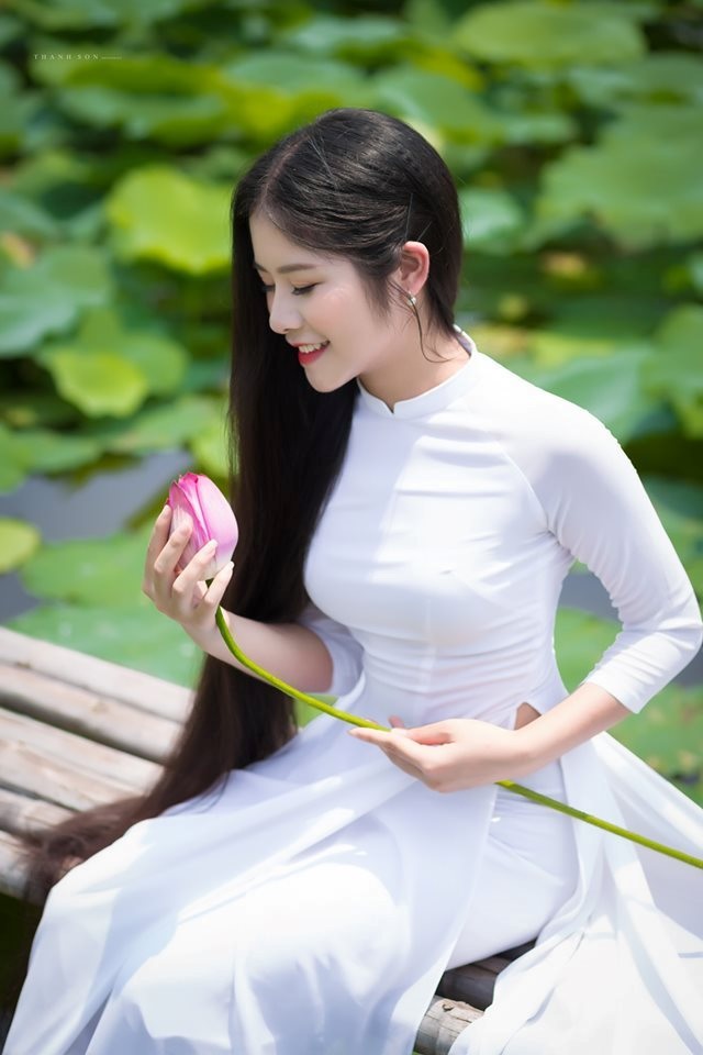 Những thiếu nữ mặc thế này đẹp hút mắt ở hồ sen, cần gì khoe thân - 4 Những thiếu nữ mặc thế này đẹp hút mắt ở hồ sen, cần gì khoe thân - 4