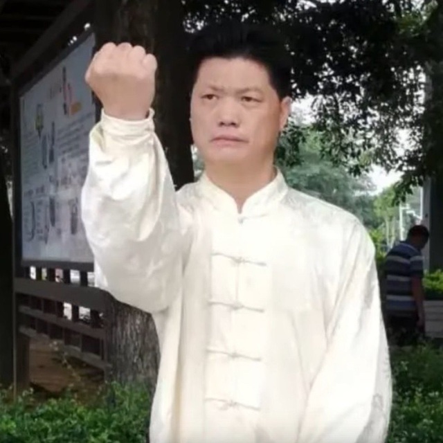 Clip “võ sư Trung Quốc xin thua rồi bất ngờ đánh lén đối thủ” khiến dân mạng chê cười - 1 Clip “võ sư Trung Quốc xin thua rồi bất ngờ đánh lén đối thủ” khiến dân mạng chê cười - 1